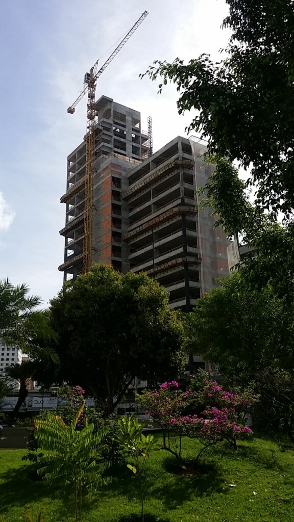 Obra de um edifício da Fator, com grua