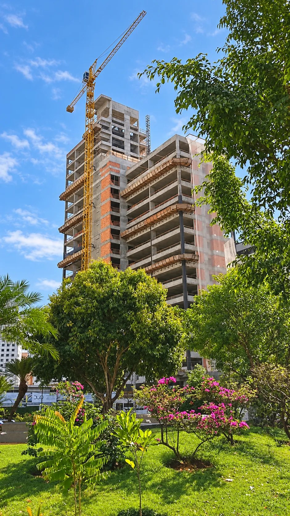 Obra de um edifício com guindaste