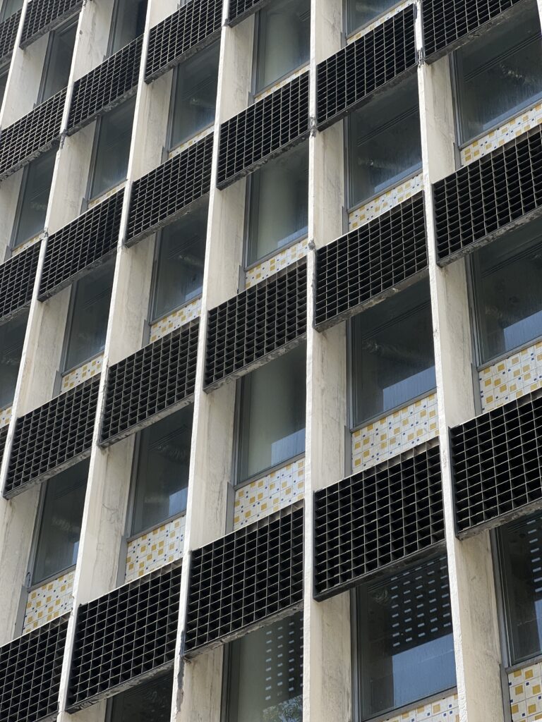 Detalhe da fachada do Brise, com brises metálicos e azulejos nos peitoris