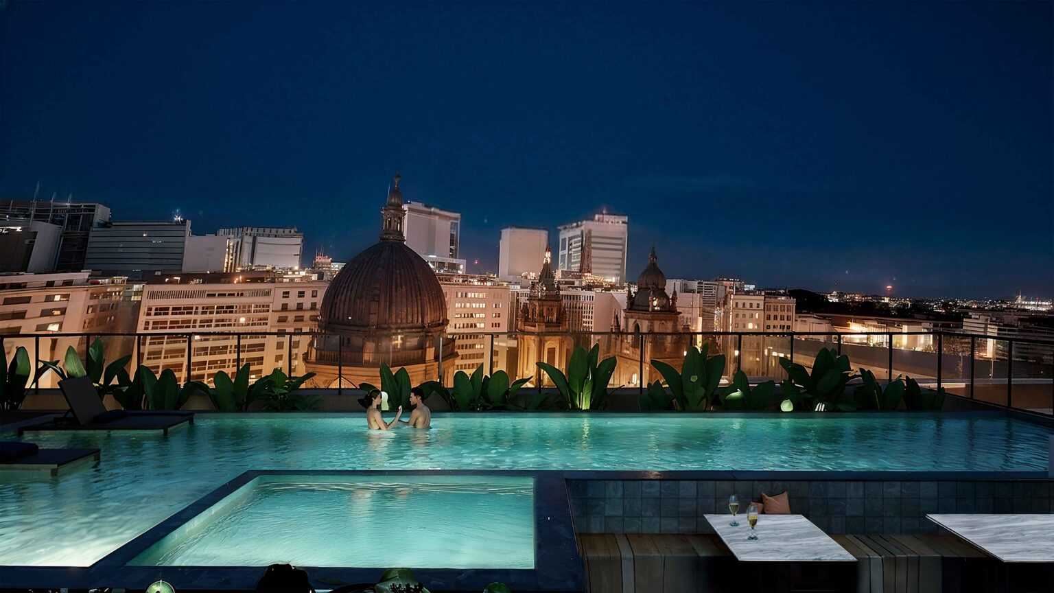 Piscina do rooftop do Brise à noite, com a cúpula da Candelária ao fundo