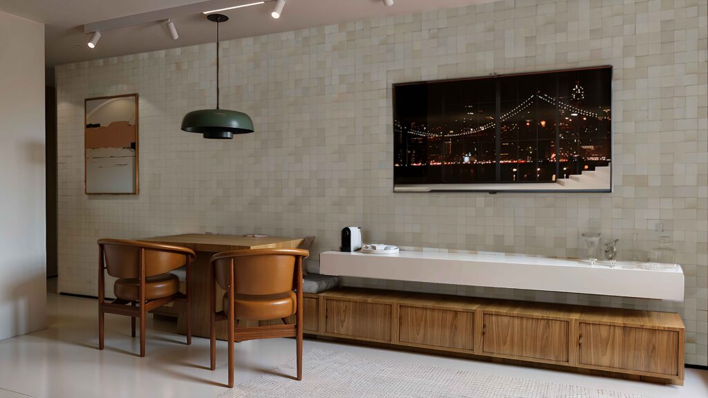Studio Conforto: sala com mesa de jantar e painel de TV