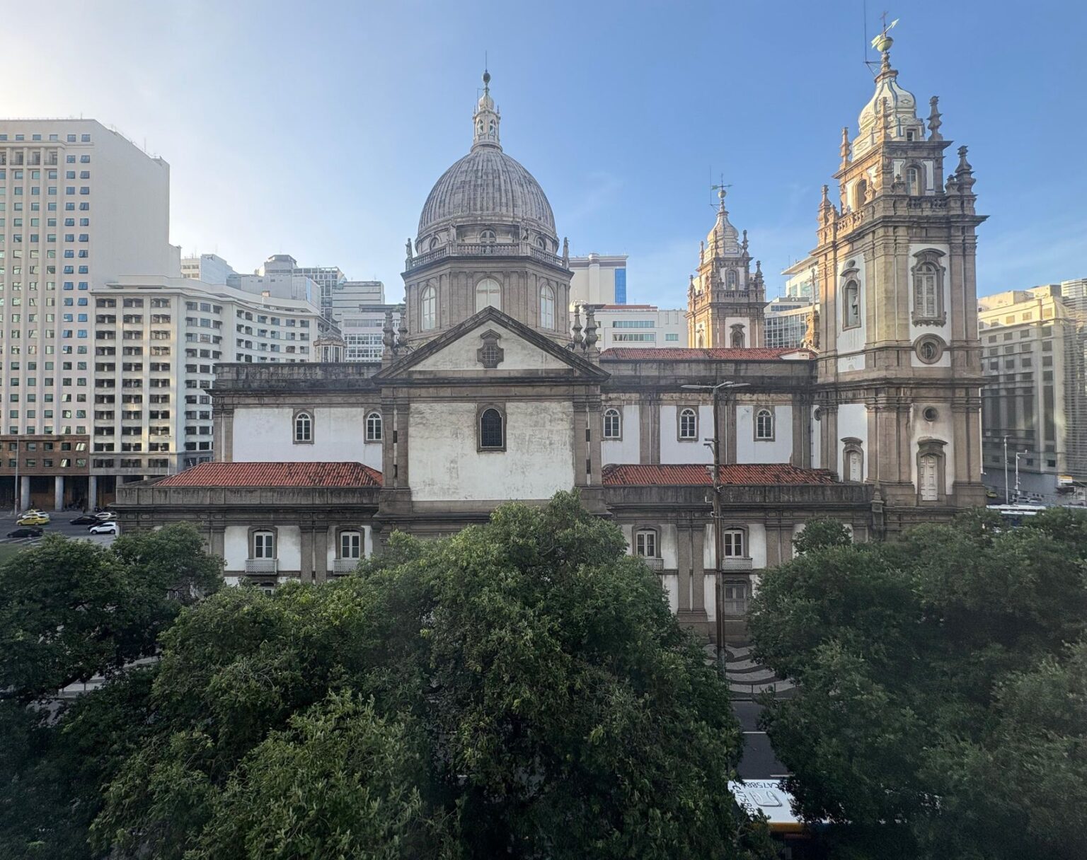 A Igreja da Candelária vista de uma janela do edifício