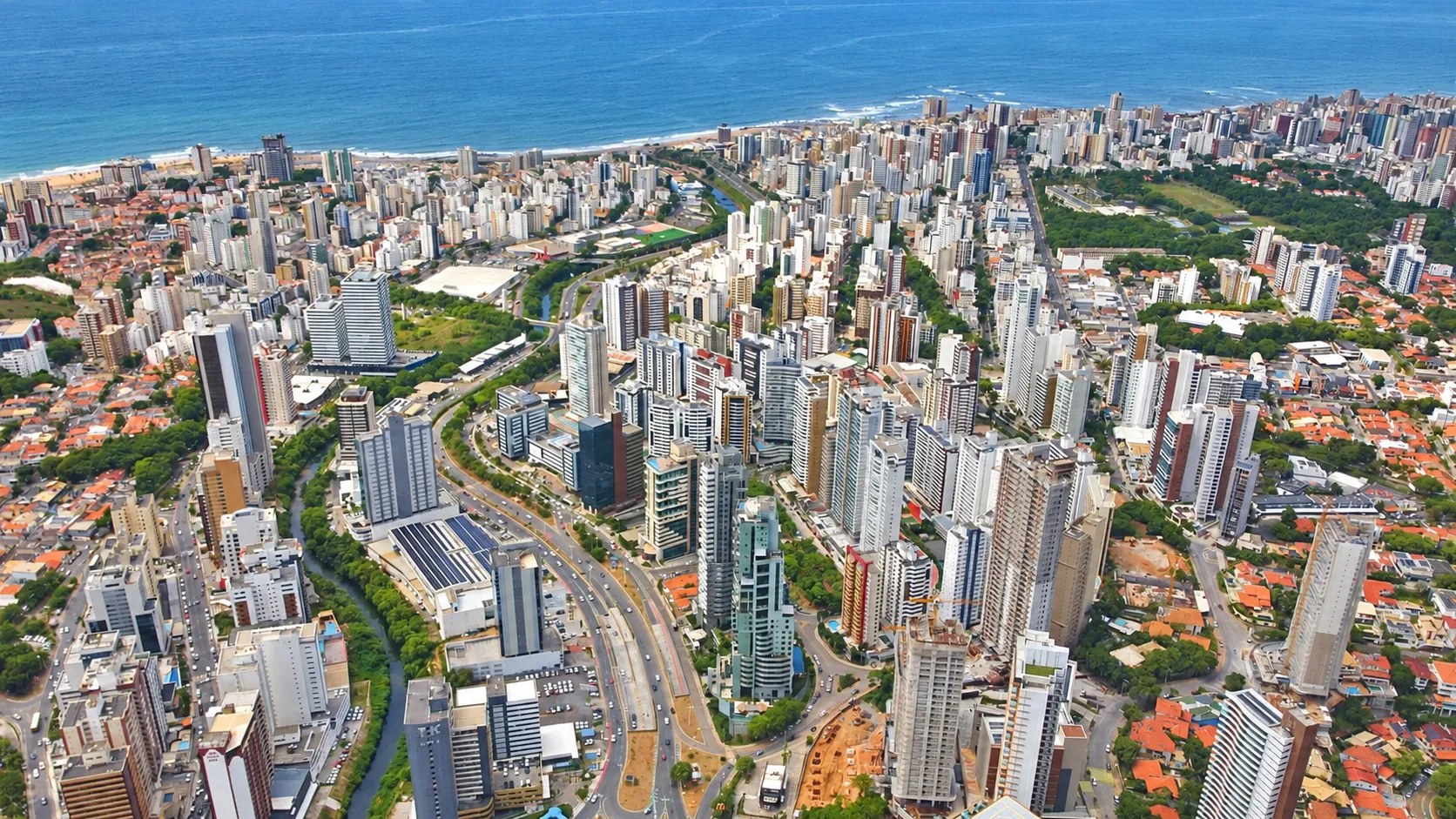 Vista aérea de um bairro de Salvador, onde a Fator escolhe seus terrenos