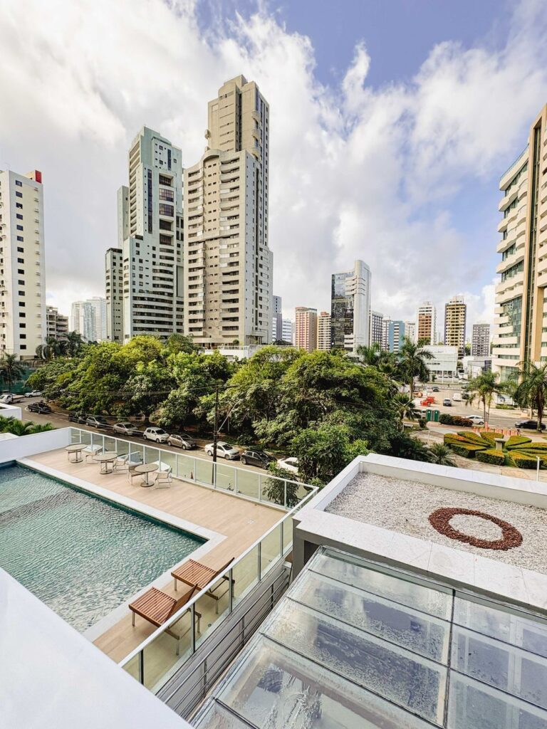 A piscina e a cobertura de vidro, vistas do alto