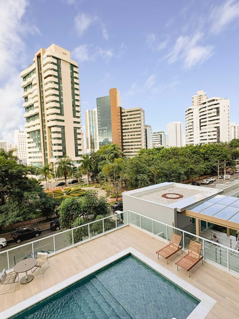 A piscina vista do alto