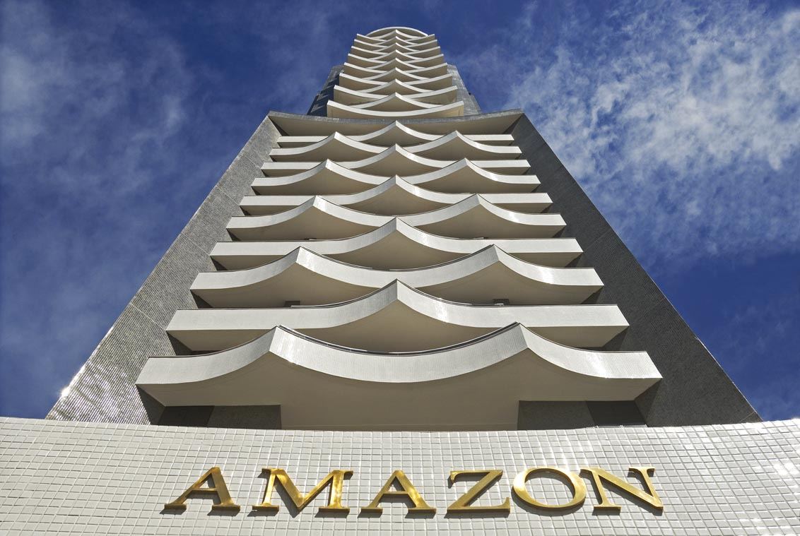 Fachada do Amazon, com as varandas em onda, no Aquarius, em Salvador