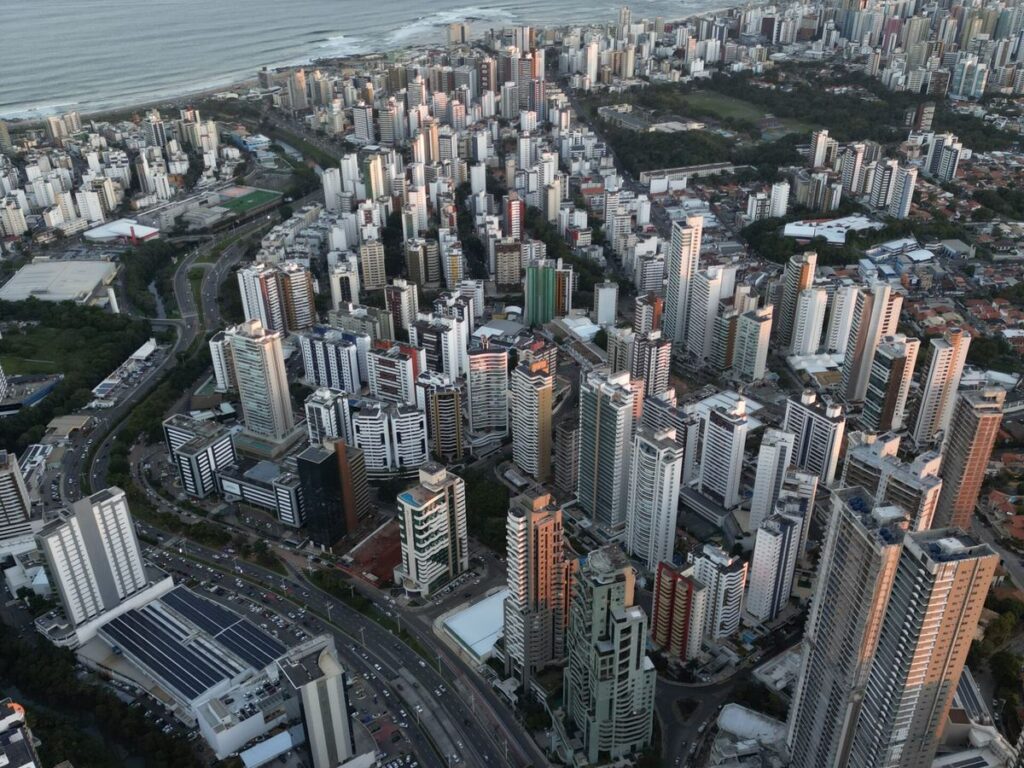 Vista aérea do Aquarius, em Salvador, com a Praça Aquarius e a Avenida Magalhães Neto